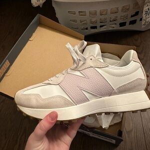 New Balance 327 Size 9 Women’s NWT